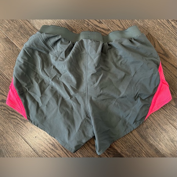 Women’s Under Armour shorts size small - Picture 2 of 2